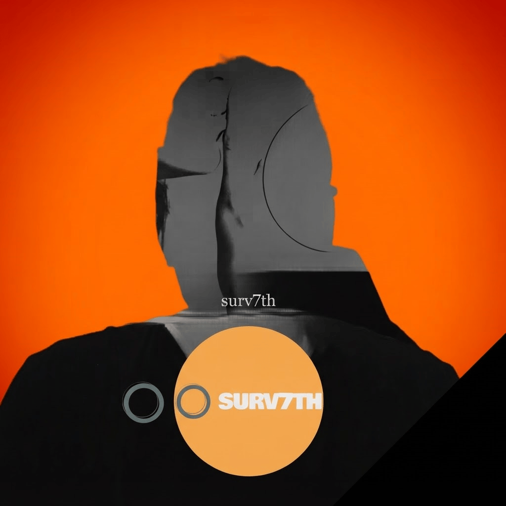 Silhouette de una persona de espaldas con fondo naranja, incluye el texto 'surv7th' y un círculo con el logo 'SURV7TH'.